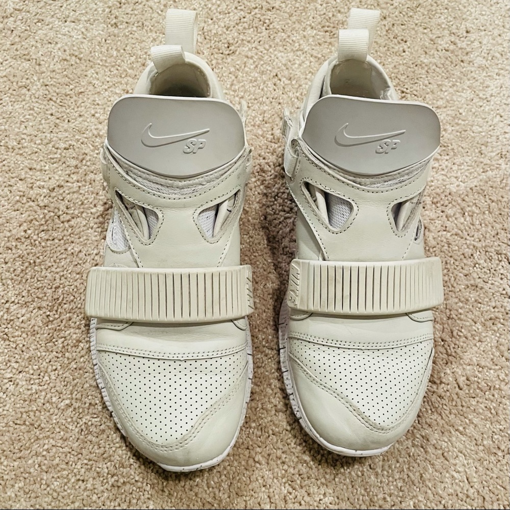 Nike Free Huarache Carnivores SP in white size 6.5